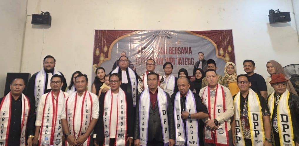 Doc. Ketua Dewan Pertimbangan DPP FERADI WPI Prof. Dr. Ns. Fery Agusman, MM, M.Kep., Sp.Kom., bersama Ketua Umum DPP FERADI WPI Adv. Donny Andretti, S.H., S.Kom., M.Kom., C.Md., C.PFW., C.MDF., C.JKJ., jajaran pengurus FERADI WPI serta pimpinan Universitas Karya Husada Semarang (UNKAHA) berfoto bersama usai prosesi pelantikan yang digelar di Resto Pringsewu Kota Lama Semarang, Sabtu (7/3/2026). ). (Foto: FERADI WPI Official).