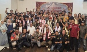 Doc. Ketua Umum DPP FERADI WPI Adv. Donny Andretti, S.H., S.Kom., M.Kom., C.Md., C.PFW., C.MDF., C.JKJ., Ketua Dewan Pertimbangan DPP FERADI WPI Prof. Dr. Ns. Fery Agusman, MM, M.Kep., Sp.Kom., jajaran pengurus DPP dan DPD FERADI WPI, serta pimpinan dan dosen Universitas Karya Husada Semarang (UNKAHA) berfoto bersama usai rangkaian kegiatan pelantikan pejabat organisasi, penyerahan surat keputusan, serta buka puasa bersama di Resto Pringsewu Kota Lama Semarang, Sabtu (7/3/2026). (Foto: FERADI WPI Official).