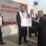 Doc. Ketua DPD FERADI WPI Jawa Tengah, Adv. Muhammad Ismail Zulkarnain, S.H., CLC., CCLA., CCDE., CFTAX., C.MDF., menyerahkan Surat Keputusan (SK) pengangkatan kepada salah satu pihak yang ditetapkan dalam kepengurusan organisasi FERADI WPI pada rangkaian kegiatan buka puasa bersama dan agenda organisasi di Resto Pringsewu Kota Lama, Semarang, Sabtu (7/3/2026). (Foto: FERADI WPI Official).