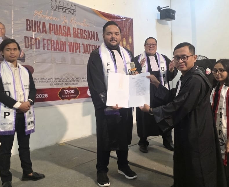 Doc. Ketua DPD FERADI WPI Jawa Tengah, Adv. Muhammad Ismail Zulkarnain, S.H., CLC., CCLA., CCDE., CFTAX., C.MDF., menyerahkan Surat Keputusan (SK) pengangkatan kepada salah satu pihak yang ditetapkan dalam kepengurusan organisasi FERADI WPI pada rangkaian kegiatan buka puasa bersama dan agenda organisasi di Resto Pringsewu Kota Lama, Semarang, Sabtu (7/3/2026). (Foto: FERADI WPI Official).