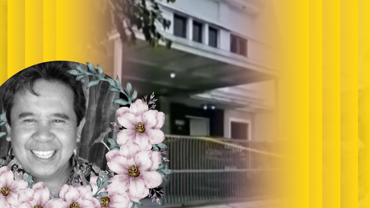 Doc. Ilustrasi potret almarhum Ermanto Usman yang ditampilkan dalam lingkaran pada bagian depan gambar, dengan latar belakang tampak depan rumah korban di Perumahan Prima Lingkar Asri, Jatibening, Kecamatan Pondok Gede, Kota Bekasi, lokasi terjadinya peristiwa pembunuhan. Gambar ini hanya merupakan ilustrasi untuk mendukung konteks pemberitaan. (NR).