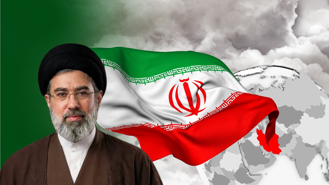 Doc. ilustrasi menampilkan bendera Republik Islam Iran berkibar sebagai latar belakang, dengan sosok Mojtaba Khamenei di sisi depan. Gambar ini menggambarkan konteks penetapan Mojtaba Khamenei sebagai Pemimpin Tertinggi Iran yang baru, setelah Dewan Ahli Iran memilihnya menggantikan ayahnya, Ayatollah Ali Khamenei, di tengah dinamika politik dan konflik regional yang tengah berlangsung. (ilustrsi: NR).