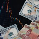 Doc. Ilustrasi pergerakan nilai tukar rupiah terhadap dolar Amerika Serikat yang menunjukkan tren pelemahan. Tampak uang pecahan dolar AS dan rupiah dengan latar grafik candlestick yang menurun, menggambarkan tekanan terhadap mata uang rupiah di pasar keuangan global. Ilustrasi ini merepresentasikan kondisi ketika nilai tukar rupiah melemah hingga menembus kisaran Rp17.000 per dolar AS dalam perdagangan pasar valuta asing. (ilustrasi:NR).