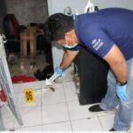 Doc. Petugas kepolisian dari Polsek Liang Anggang melakukan olah tempat kejadian perkara (TKP) di sebuah barbershop di Jalan Sukamara, Kelurahan Landasan Ulin Utara, Kota Banjarbaru, Rabu (4/3/2026) malam, setelah ditemukannya seorang pria dalam kondisi meninggal dunia di lokasi tersebut. (Foto: Polsek Liang Anggang).