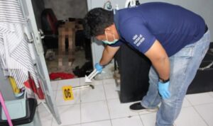 Doc. Petugas kepolisian dari Polsek Liang Anggang melakukan olah tempat kejadian perkara (TKP) di sebuah barbershop di Jalan Sukamara, Kelurahan Landasan Ulin Utara, Kota Banjarbaru, Rabu (4/3/2026) malam, setelah ditemukannya seorang pria dalam kondisi meninggal dunia di lokasi tersebut. (Foto: Polsek Liang Anggang).