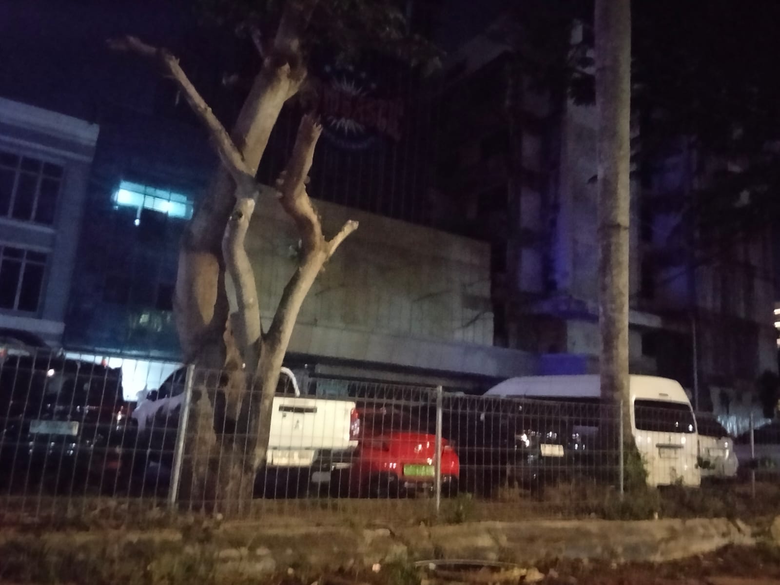 Doc. Suasana area parkir di salah satu lokasi tempat hiburan malam di Kota Batam, saat periode penutupan operasional usaha selama bulan suci Ramadhan berdasarkan surat edaran Forkopimda Batam. (Foto: Dani).