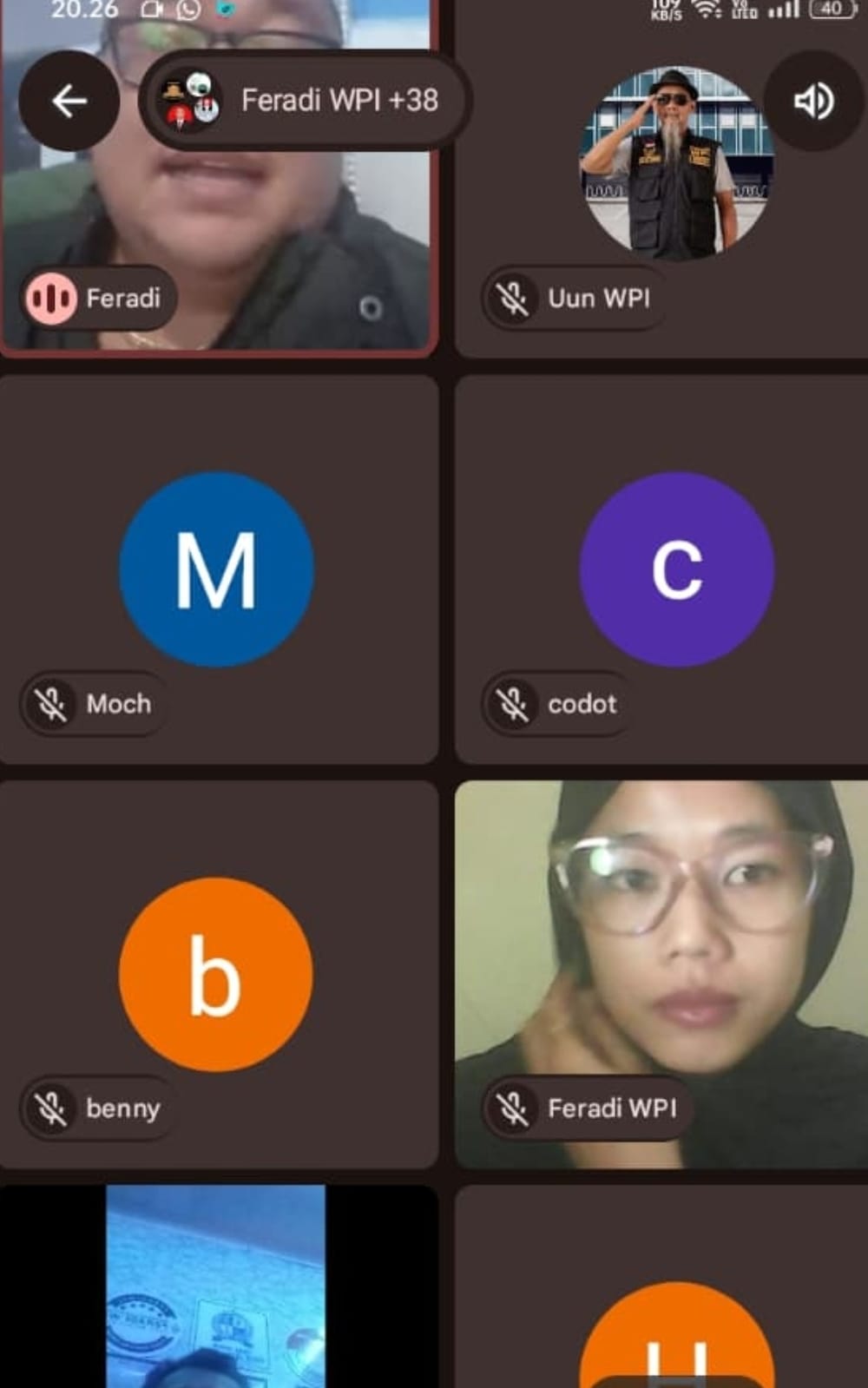 Doc. Tangkapan layar suasana kegiatan pelatihan pendidikan hukum dan jurnalistik yang diselenggarakan oleh FERADI WPI secara daring melalui platform pertemuan virtual, menampilkan narasumber dan peserta yang mengikuti sesi diskusi serta pemaparan materi dalam rangka peningkatan literasi hukum dan kejurnalistikan. (Foto: FERADI WPI Official).