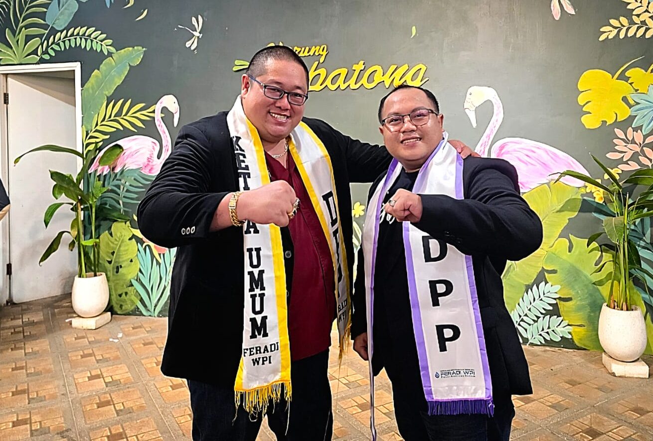 Doc. Wakil Ketua Umum DPP FERADI WPI Revan Pratama Wijaya, S.H., C.PFW., C.MDF., C.JKJ. (kiri) bersama Ketua Umum FERADI WPI Adv. Donny Andretti, S.H., S.Kom., M.Kom., C.Md., C.PFW., C.MDF., C.JKJ. saat bertemu dalam sebuah kesempatan kegiatan organisasi. (Foto: FERADI WPI Official).