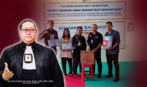 Doc. Perwakilan tim FERADI WPI saat menyerahkan bantuan sosial kepada pengurus Yayasan Rumah Bayi Nusantara di Semarang, Kamis (12/3/2026). Tampak di latar belakang perwakilan tim kegiatan sosial, sementara pada bagian depan terlihat Ketua Umum FERADI WPI yang hadir dalam kegiatan penyerahan bantuan sebagai bentuk kepedulian organisasi terhadap kegiatan sosial kemasyarakatan. (Foto: FERADI WPI Official).