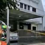 Doc. Kolase foto menampilkan tampak depan rumah korban di kawasan Perumahan Prima Lingkar Asri, Jatibening, Kota Bekasi, yang menjadi lokasi peristiwa pembunuhan terhadap Ermanto Usman. Pada bagian depan ditampilkan potret terduga pelaku Sudirman alias Yuda dalam lingkaran penyorot. Wajah terduga pelaku sengaja diblur oleh redaksi untuk menjaga asas praduga tak bersalah serta menghormati proses hukum yang masih berjalan hingga adanya putusan pengadilan yang berkekuatan hukum tetap. (NR).