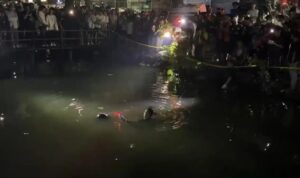 Doc. Proses evakuasi jasad pria yang ditemukan mengapung di Sungai Veteran, Jalan Veteran Gang 5 Sejati, Kelurahan Melayu, Kecamatan Banjarmasin Tengah, Jumat (13/3/2026) dini hari. (Foto: Muhammad Wahyu).