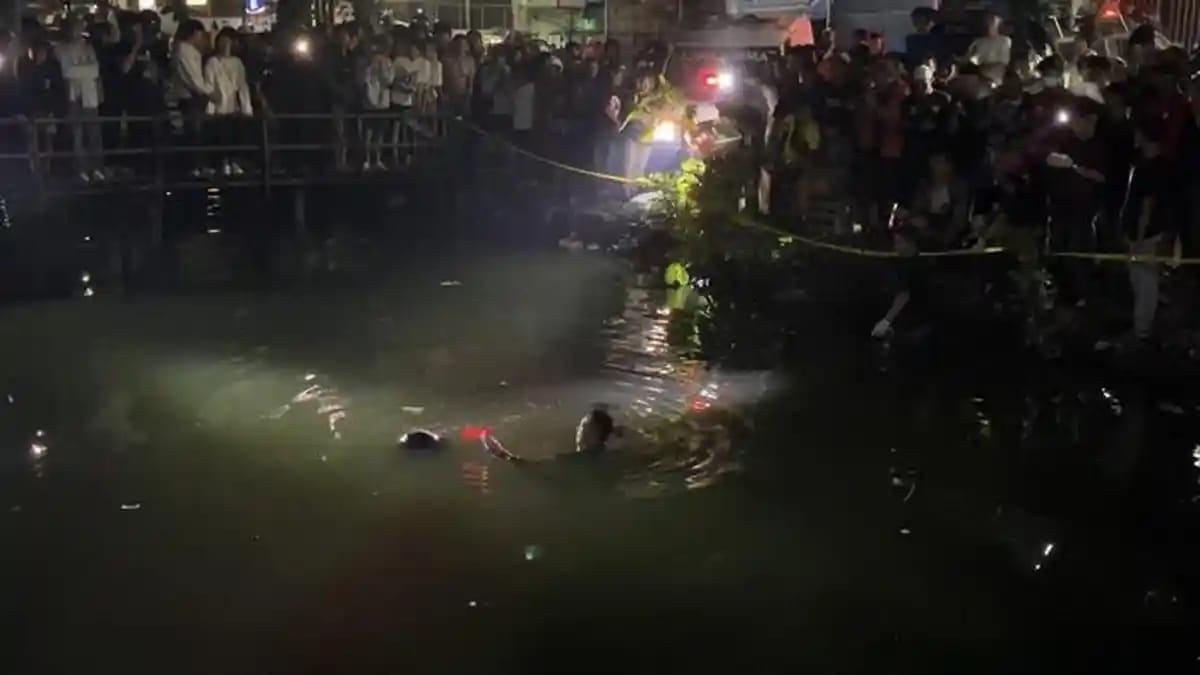 Doc. Proses evakuasi jasad pria yang ditemukan mengapung di Sungai Veteran, Jalan Veteran Gang 5 Sejati, Kelurahan Melayu, Kecamatan Banjarmasin Tengah, Jumat (13/3/2026) dini hari. (Foto: Muhammad Wahyu).
