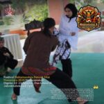 Doc. Ilustrasi dua pesilat tengah menampilkan seni pencak silat tradisi dalam sebuah kompetisi. Visual ini menggambarkan dinamika penampilan koreografi silat yang menonjolkan teknik, estetika gerak, serta adab perguruan sebagaimana direncanakan dalam kegiatan Festival Kompetisi Seni Koreografi Ragam Pencak Silat Tradisi – Piala Menteri Kebudayaan Republik Indonesia pada rangkaian Mahamandala Pencak Silat Nusantara 2026. Gambar bersifat ilustratif dan tidak menggambarkan peristiwa spesifik. (Sumber Foto: SABDATARA Official).