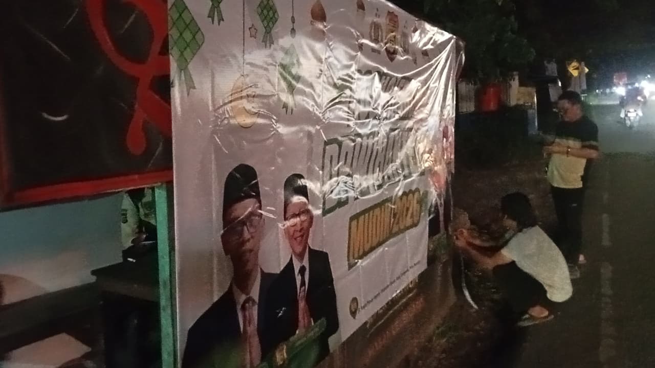 Doc. Salah seorang petugas posko mudik tampak merapikan area posko istirahat di kawasan Jalan Raya Otonom Cikupa–Pasar Kemis, Tangerang, sebagai bagian dari persiapan pelayanan bagi pemudik yang melintas. (Foto: Moh. Ismail).
