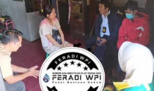 Doc. Mediator Sukindar saat memfasilitasi pertemuan mediasi antara pihak keluarga pelapor dan keluarga pihak yang disebut dalam dugaan persoalan transaksi pembelian rumah di kawasan Gajahmungkur, Kota Semarang, Jumat (13/3/2026). (Foto: ilma – Kontributor).