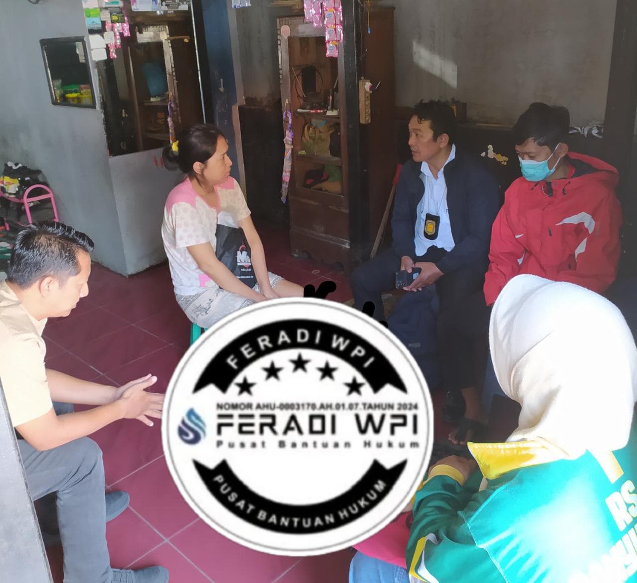 Doc. Mediator Sukindar saat memfasilitasi pertemuan mediasi antara pihak keluarga pelapor dan keluarga pihak yang disebut dalam dugaan persoalan transaksi pembelian rumah di kawasan Gajahmungkur, Kota Semarang, Jumat (13/3/2026). (Foto: ilma – Kontributor).