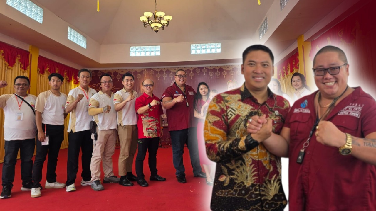 Doc. Latar belakang menampilkan suasana perayaan Cap Go Meh 2577 di Kelenteng Low Lie Bio, Semarang. Pada crop bagian depan, Ketua Umum FERADI WPI, Donny Andretti, S.H., M.Kom., C.Md., tampak berfoto bersama Wakil Menteri Pertanian Republik Indonesia usai berdialog di sela kegiatan, Minggu (15/3/2026). Momen tersebut mencerminkan suasana silaturahmi, kebersamaan, dan sinergi lintas elemen dalam semangat toleransi serta persatuan bangsa. (Foto: FERADI WPI Official).