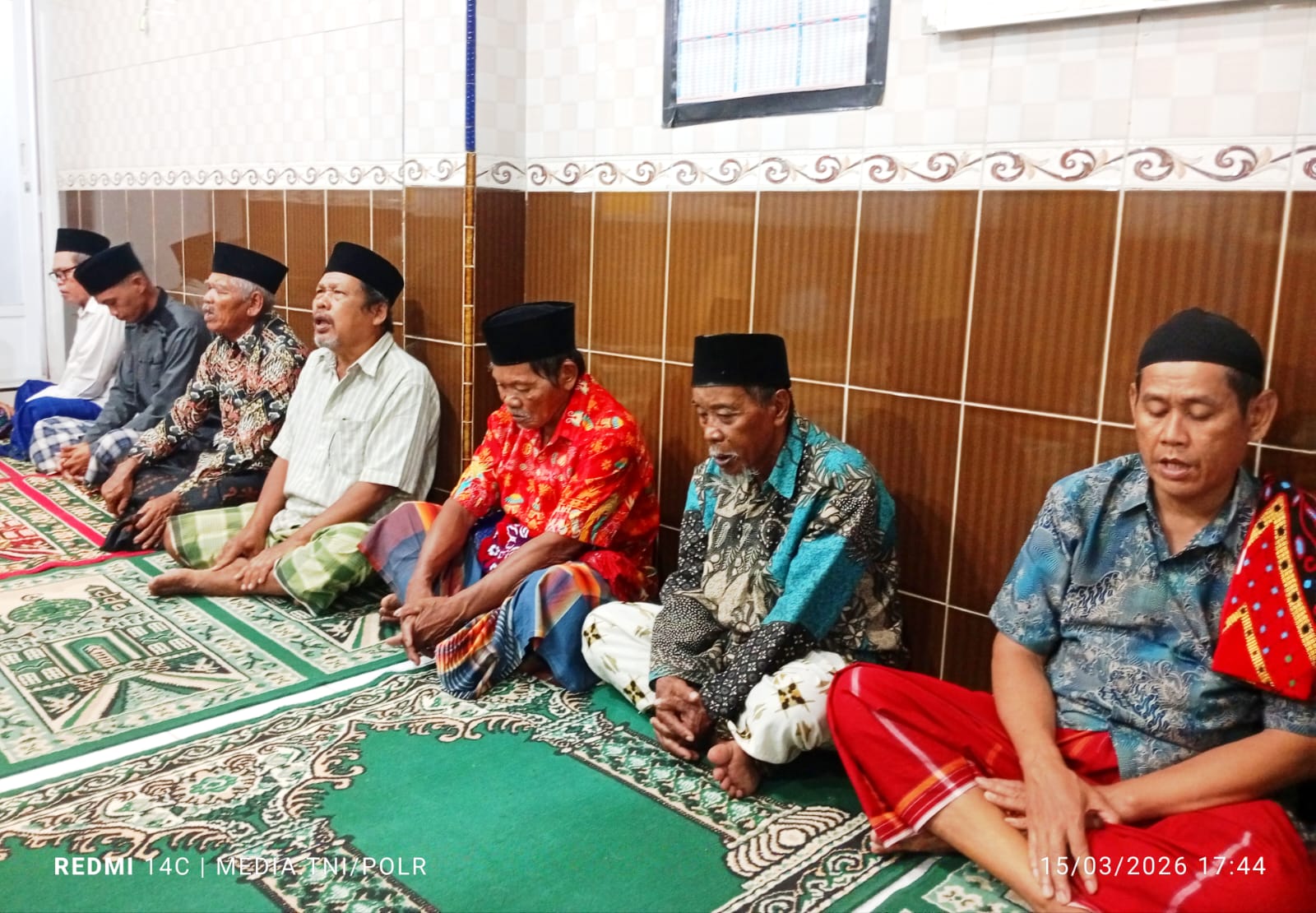 Doc. Suasana jamaah dan warga sekitar mengikuti rangkaian kegiatan Ramadhan di Mushola Yahya’ Arifin, Dukuh Dronjong, Desa Kendalsari, Kecamatan Petarukan, Kabupaten Pemalang, mulai dari buka puasa bersama, tadarus Al-Qur’an, hingga kultum sebagai bagian dari upaya memakmurkan bulan suci Ramadhan. (Foto: Soleh).