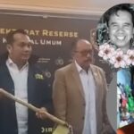 Doc. Latar belakang memperlihatkan pihak kepolisian saat menunjukkan barang bukti berupa linggis yang diduga digunakan dalam kasus perampokan disertai pembunuhan terhadap Ermanto Usman di Bekasi. Pada lingkaran bagian depan bawah tampak terduga tersangka dengan wajah disamarkan, sementara lingkaran bagian depan atas menampilkan almarhum Ermanto Usman semasa hidup. (NR).