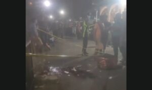 Doc. Tangkapan layar video di lokasi perkelahian di Gang Seroja Rt 17, Jalan Pekapuran Raya, Kelurahan Pekapuran Raya, Banjarmasin Timur, terlihat garis polisi dipasang untuk menandai titik tempat kejadian perkara. (Sumber: Warga).