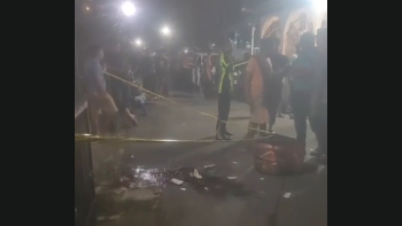Doc. Tangkapan layar video di lokasi perkelahian di Gang Seroja Rt 17, Jalan Pekapuran Raya, Kelurahan Pekapuran Raya, Banjarmasin Timur, terlihat garis polisi dipasang untuk menandai titik tempat kejadian perkara. (Sumber: Warga).