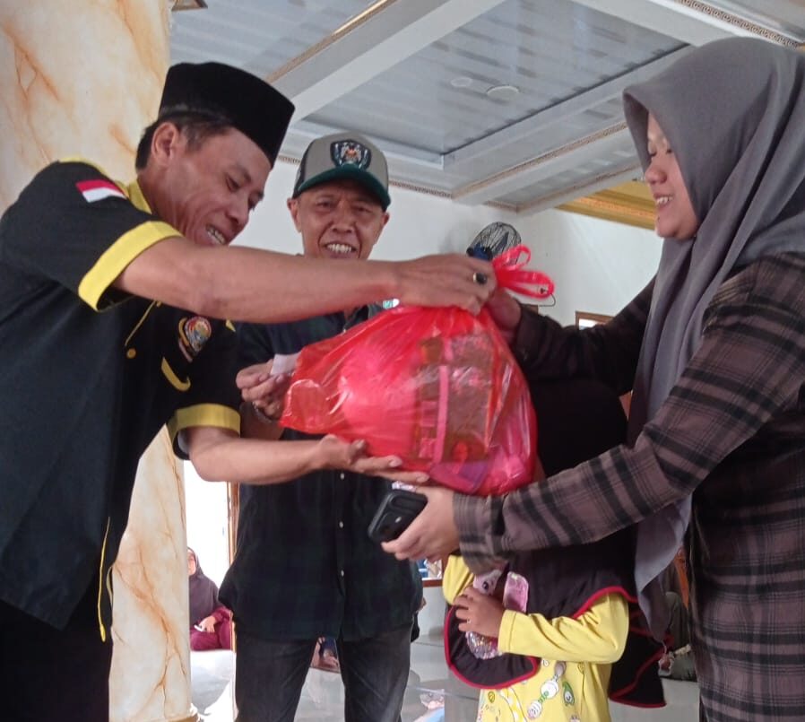 Doc. Perwakilan Paguyuban Perantau Kaduagung (PPK) bersama panitia menyerahkan santunan kepada anak yatim dan dhuafa dalam kegiatan berbagi kebahagiaan di bulan suci Ramadan yang digelar di Kabupaten Kuningan, Senin (17/3/2026). (Foto: M. Ismail).
