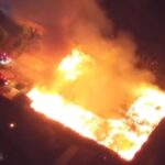 Doc. Tangkapan layar video dari udara memperlihatkan kobaran api besar melalap bangunan restoran di Jalan Raya Puspiptek, dekat kawasan Panorama Serpong, Tangerang Selatan, Selasa (17/3/2026) malam, saat petugas pemadam kebakaran masih melakukan proses pemadaman. (Sumber Video: ilhamsayyidina)