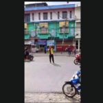 Doc. Tangkapan layar vode warga memperlihatkan kondisi kabel listrik yang menjuntai rendah di atas badan jalan di Jalan Kolonel Sugiono, depan Hotel Prima, Kota Banjarmasin, Rabu (18/3/2026), dinilai berpotensi membahayakan pengguna jalan menjelang meningkatnya arus mudik Lebaran. (Sumber: Warga).