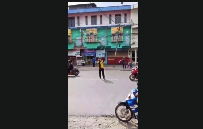 Doc. Tangkapan layar vode warga memperlihatkan kondisi kabel listrik yang menjuntai rendah di atas badan jalan di Jalan Kolonel Sugiono, depan Hotel Prima, Kota Banjarmasin, Rabu (18/3/2026), dinilai berpotensi membahayakan pengguna jalan menjelang meningkatnya arus mudik Lebaran. (Sumber: Warga).