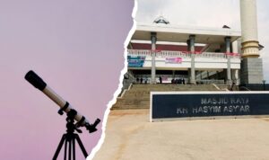 Doc. Kolase gambar menampilkan perangkat teropong rukyatul hilal di sisi kiri serta area pelataran Masjid K.H. Hasyim Asy’ari di sisi kanan yang digunakan dalam kegiatan pemantauan hilal. (NR).