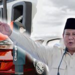 Doc. Ilustrasi kolase Presiden Prabowo Subianto pada crop depan kanan, dengan nozel bensin di sisi kiri serta latar belakang kendaraan mewah berbahan bakar fosil dan mobil listrik, digunakan sebagai visual pendukung pemberitaan terkait pernyataan soal BBM harga dunia bagi pengguna mobil mewah dan dorongan percepatan penggunaan kendaraan listrik. (ilustrasi: NR).
