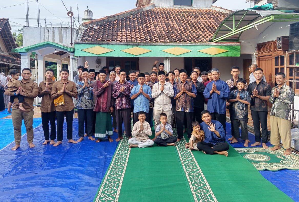 Doc. Warga LDII bersama pengurus PAC LDII Pelem berfoto usai pelaksanaan Sholat Idul Fitri 1447 Hijriah di halaman Masjid Nur Huda Mindi, Dukuh Mindi, Desa Pelem, Kecamatan Jati Doplang, Kabupaten Blora, Sabtu (21/3/2026). (Foto: Sukindar).