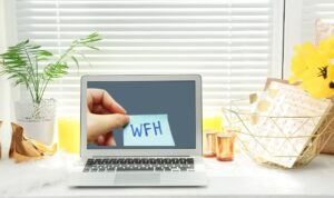 Doc. Ilustrasi laptop di meja kerja dengan tulisan “WFH” pada layar. Gambar ini digunakan sebagai pendukung visual pemberitaan terkait rencana pemerintah menerapkan kebijakan work from home (WFH) satu hari per minggu bagi ASN dan pegawai swasta. (NR).
