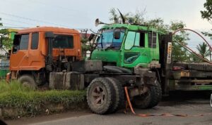 Doc. Kondisi kendaraan yang terlibat kecelakaan lalu lintas di Jalan Lingkar Selatan, Basirih, Banjarmasin, Senin (23/3), usai insiden yang menyebabkan satu korban luka. (Foto: M. Wahyu).