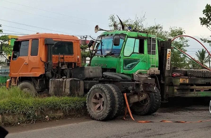 Doc. Kondisi kendaraan yang terlibat kecelakaan lalu lintas di Jalan Lingkar Selatan, Basirih, Banjarmasin, Senin (23/3), usai insiden yang menyebabkan satu korban luka. (Foto: M. Wahyu).