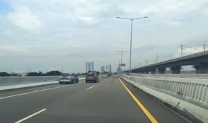 Doc. Kondisi lalu lintas di Jalan Layang Sheikh Mohammed Bin Zayed (MBZ) terpantau ramai lancar saat arus balik H+3 Lebaran 1447 Hijriah, Selasa (24/3/2026), dengan volume kendaraan mulai meningkat menuju arah Jakarta. (NR).