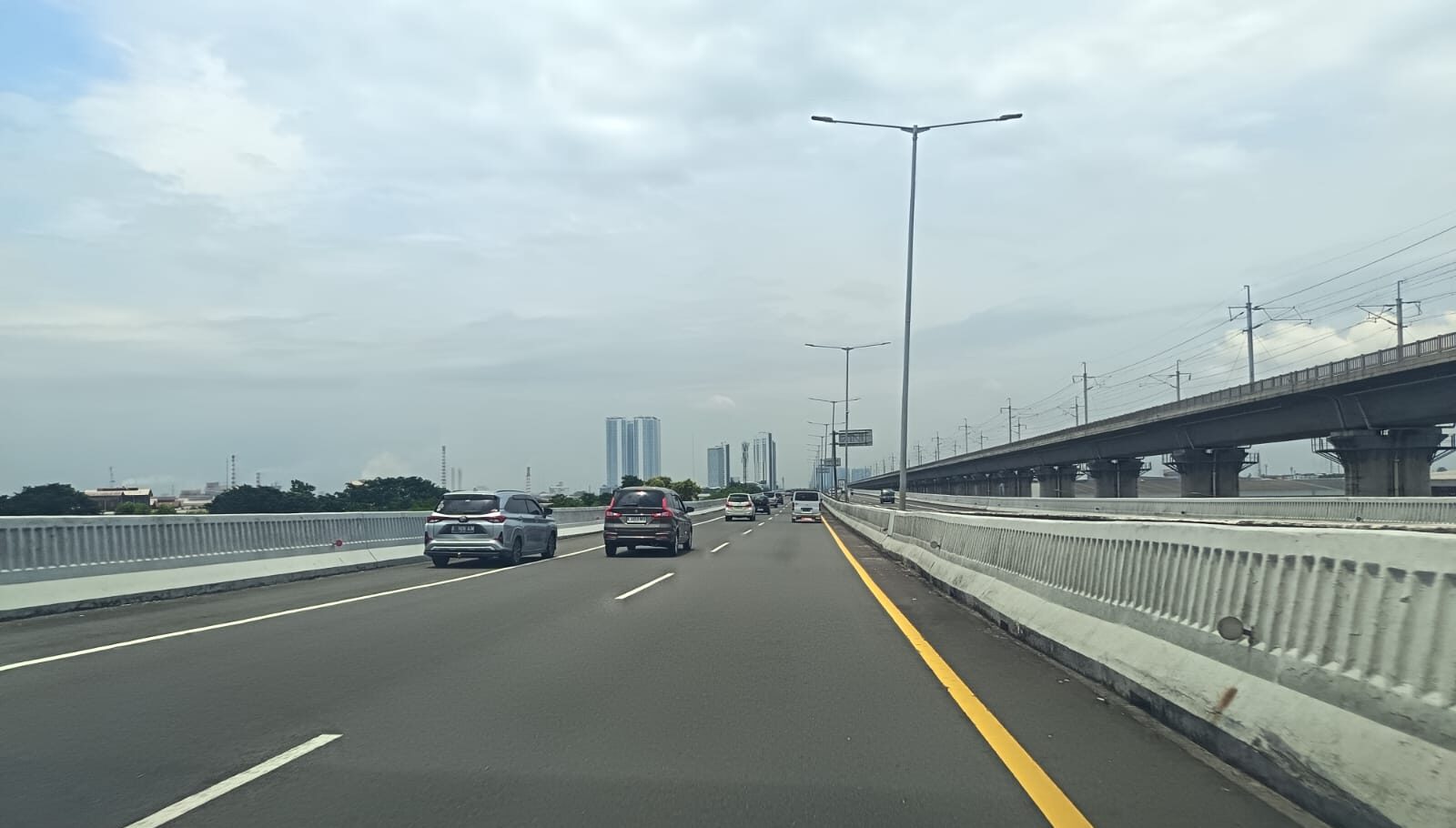Doc. Kondisi lalu lintas di Jalan Layang Sheikh Mohammed Bin Zayed (MBZ) terpantau ramai lancar saat arus balik H+3 Lebaran 1447 Hijriah, Selasa (24/3/2026), dengan volume kendaraan mulai meningkat menuju arah Jakarta. (NR).