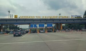 Doc. Kondisi lalu lintas di Gerbang Tol Kalihurip Utama, Purwakarta, Jawa Barat, terpantau ramai lancar pada arus balik H+3 Lebaran 1447 Hijriah, Selasa (24/3/2026), seiring meningkatnya volume kendaraan menuju arah Bandung dan wilayah Jawa Barat. (NR).