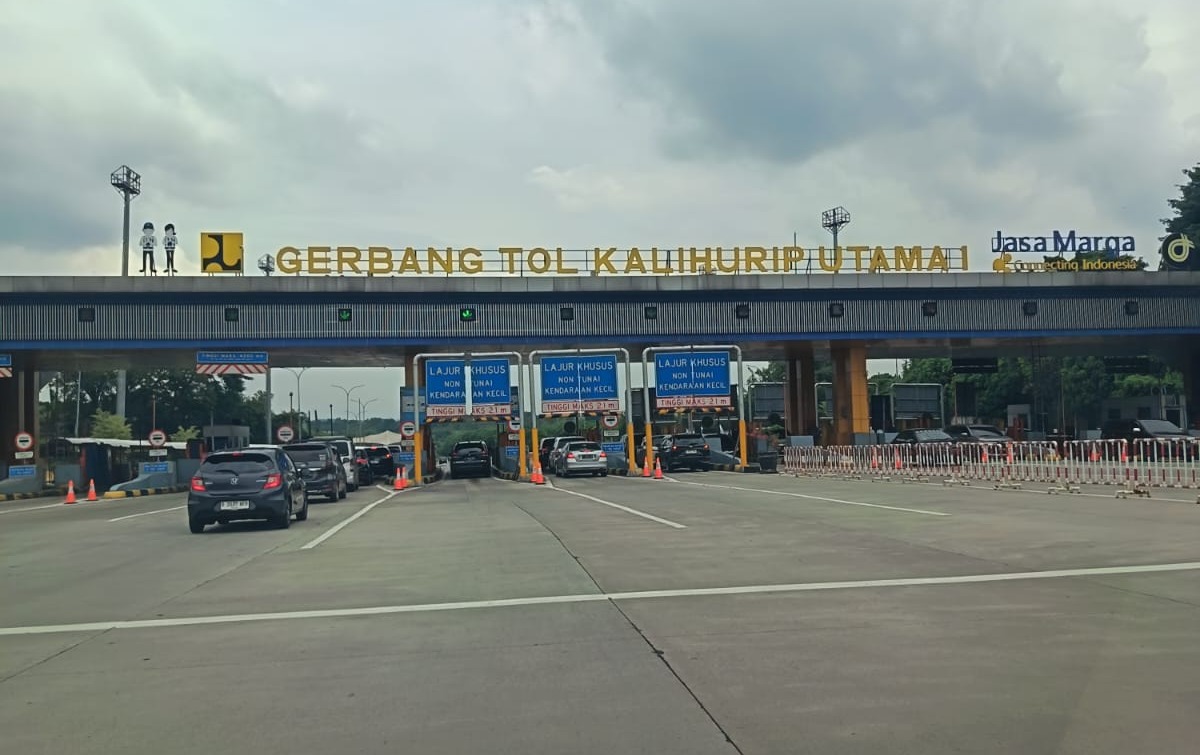 Doc. Kondisi lalu lintas di Gerbang Tol Kalihurip Utama, Purwakarta, Jawa Barat, terpantau ramai lancar pada arus balik H+3 Lebaran 1447 Hijriah, Selasa (24/3/2026), seiring meningkatnya volume kendaraan menuju arah Bandung dan wilayah Jawa Barat. (NR).