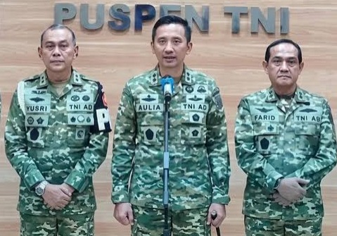Doc. Kepala Pusat Penerangan (Kapuspen) TNI Mayor Jenderal TNI Aulia Dwi Nasrullah saat memberikan keterangan kepada awak media dalam konferensi pers terkait penyerahan jabatan Kepala BAIS TNI menyusul kasus penyiraman air keras terhadap aktivis KontraS, di Jakarta, Kamis (26/3/2026). (Sumber Foto: Kapuspen TNI).