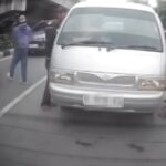 Doc. Tangkapan layar video memperlihatkan mobil korban berpelat nomor R yang menjadi sasaran dugaan aksi pemalakan oleh sekelompok preman saat berhenti di lampu merah kawasan Jalan Jembatan Tiga, Penjaringan, Jakarta Utara.
