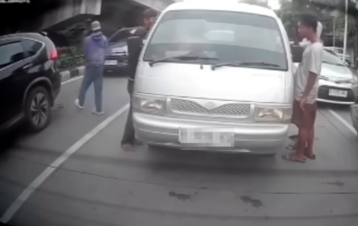 Doc. Tangkapan layar video memperlihatkan mobil korban berpelat nomor R yang menjadi sasaran dugaan aksi pemalakan oleh sekelompok preman saat berhenti di lampu merah kawasan Jalan Jembatan Tiga, Penjaringan, Jakarta Utara.