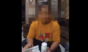 Doc. Tangkapan layar video warga saat merekam terduga pelaku ketika diamankan di kawasan Perumahan Serua Permai, Pamulang, Kota Tangerang Selatan, Sabtu (28/3/2026). Wajah terduga pelaku disamarkan (blur) oleh redaksi guna menjaga asas praduga tak bersalah, melindungi identitas sebelum ada penetapan resmi dari aparat penegak hukum, serta sesuai dengan Kode Etik Jurnalistik. (Sumber: Video Warga).