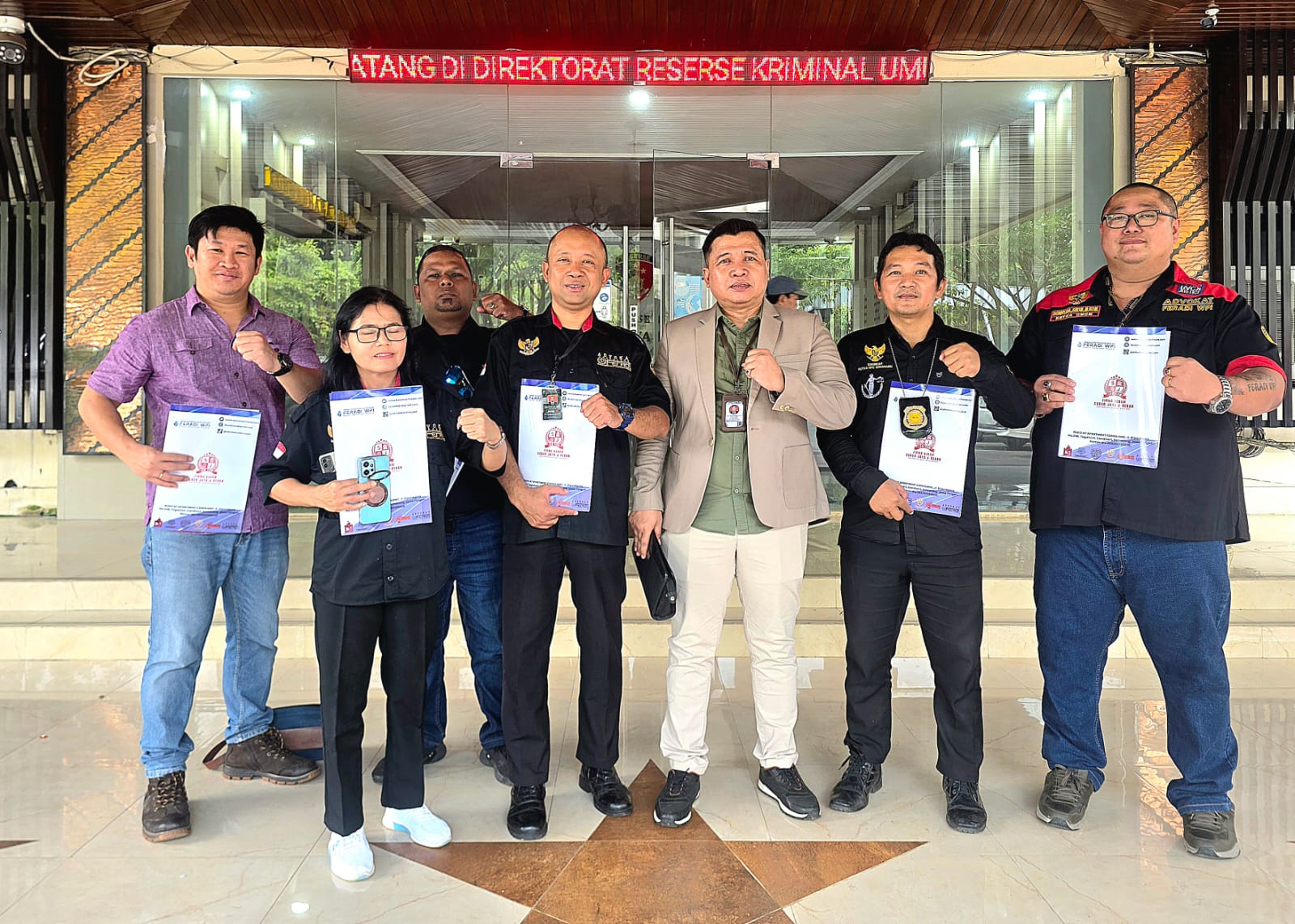 Doc. Tim hukum FERADI WPI-SUBUR JAYA LAWFIRM & BRAJAMUSTI LAWFIRM bersama sejumlah pengurus dan anggota mendatangi Ditreskrimum Polda Jawa Tengah pada Senin (30/3/2026) dalam rangka pendampingan perkara dugaan pemalsuan tanda tangan, stempel, dan dokumen. (Foto: FERADI WPI Official).