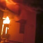 Doc. Kobaran api terlihat membesar saat kebakaran melanda salah satu rumah di kawasan Komplek DPR, Jalan Zafri Zam, Gang 5, Kelurahan Teluk Dalam, Kecamatan Banjarmasin Tengah, Kota Banjarmasin, Minggu (30/3/2026) sekitar subuh.