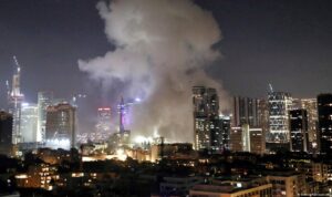 Doc. Situasi peperangan di kota-kota Iran dan kawasan Teluk terlihat melalui visual ledakan dan asap di latar langit, mencerminkan eskalasi serangan udara dan balasan rudal dalam konflik yang memasuki hari-hari kritis di awal Maret 2026. (Sumber Foto: dw.com).