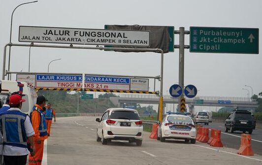 Doc. Petugas melakukan pengecekan dan persiapan fasilitas di ruas Tol Jakarta–Cikampek II Selatan menjelang pengoperasian fungsional untuk arus mudik Lebaran 2026. Persiapan di lapangan meliputi pemasangan rambu lalu lintas, marka jalan, serta pemeriksaan infrastruktur guna memastikan kelancaran dan keselamatan pengguna jalan. (Sumber foto: Harno).
