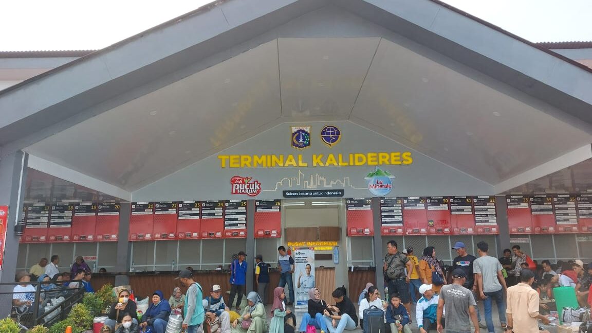 Doc. Suasana Terminal Kalideres, Jakarta Barat, dipadati calon penumpang yang menunggu keberangkatan bus menjelang puncak arus mudik Lebaran 2026. Lonjakan pemudik terjadi seiring meningkatnya mobilitas masyarakat menuju kampung halaman. (NR).