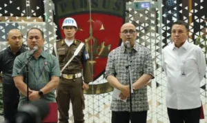 Doc. Jajaran Kejaksaan Agung Republik Indonesia saat menyampaikan konferensi pers terkait pengungkapan dugaan tindak pidana korupsi di sektor pertambangan yang melibatkan PT AKT, di Gedung Kejaksaan Agung, Jakarta, Sabtu (28/3/2026). (Sumber Foto: KAPUSPEN KEJAGUNG RI).