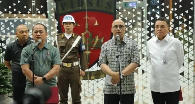 Doc. Jajaran Kejaksaan Agung Republik Indonesia saat menyampaikan konferensi pers terkait pengungkapan dugaan tindak pidana korupsi di sektor pertambangan yang melibatkan PT AKT, di Gedung Kejaksaan Agung, Jakarta, Sabtu (28/3/2026). (Sumber Foto: KAPUSPEN KEJAGUNG RI).